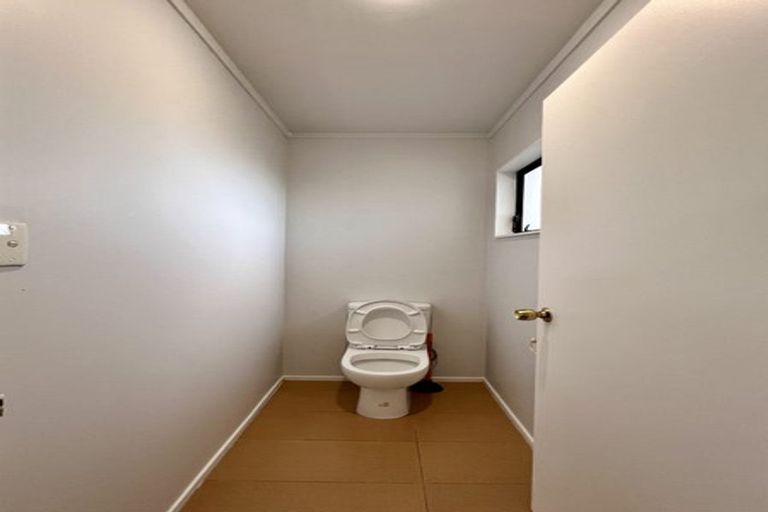 Photo of property in 8a Eske Place, Highland Park, Auckland, 2010