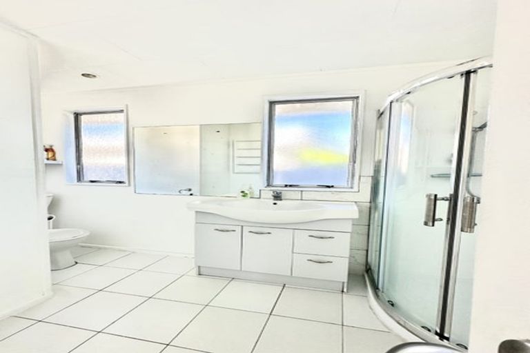 Photo of property in 2/18 Kennington Drive, Clendon Park, Auckland, 2103