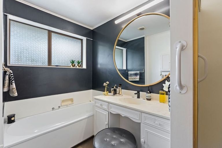 Photo of property in 28 Rewarewa Crescent, Waikanae, 5036