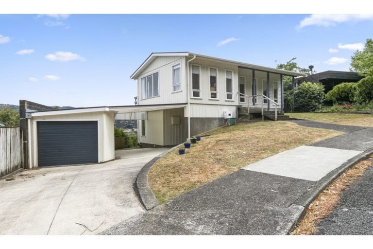 Photo of property in 19 Summit Road, Fairfield, Lower Hutt, 5011