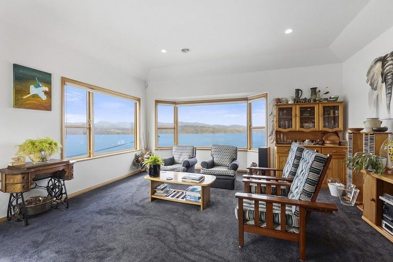 Photo of property in 156 Nevay Road, Karaka Bays, Wellington, 6022