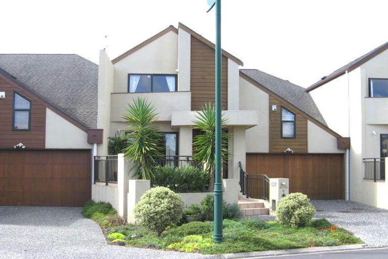 Photo of property in 4-10 Vinograd Drive, Te Atatu Peninsula, Auckland, 0610