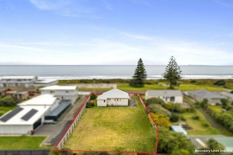 Photo of property in 38 Marine Parade, Otaki Beach, Otaki, 5512