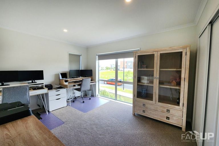 Photo of property in 2 Waimoana Close, Massey, Auckland, 0614