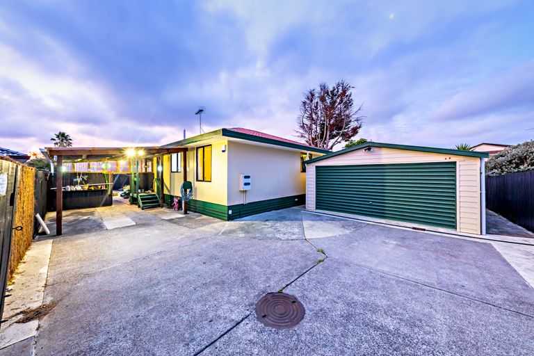 Photo of property in 18 Horlicks Place, Randwick Park, Auckland, 2105