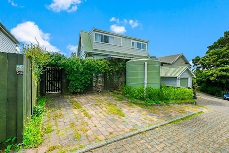 Photo of property in 28 Rangatira Road, Birkenhead, Auckland, 0626