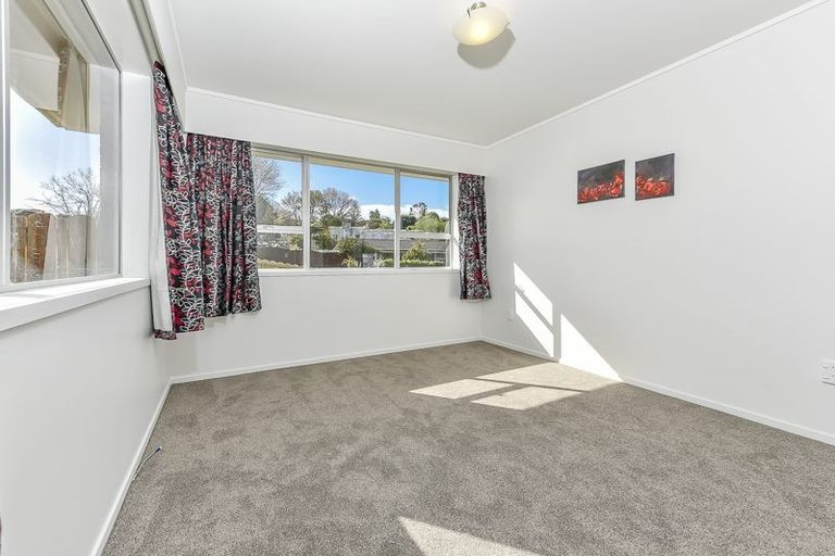 Photo of property in 2/15 Edmonton Road, Henderson, Auckland, 0612