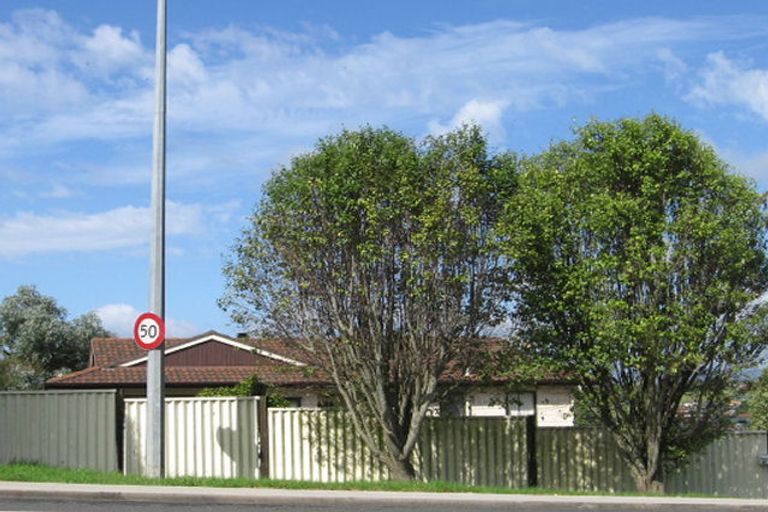 Photo of property in 33 Hobsonville Road, West Harbour, Auckland, 0618