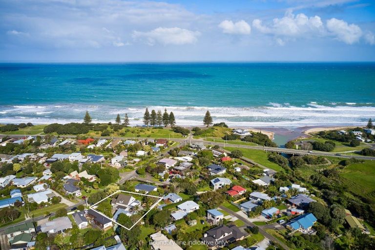 Photo of property in 12 Lysnar Street, Okitu, Gisborne, 4010