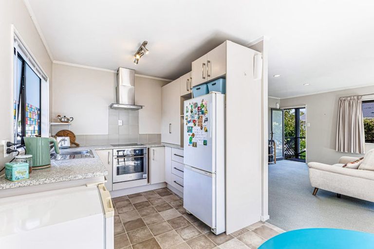 Photo of property in 1 Taipari Road, Te Atatu Peninsula, Auckland, 0610