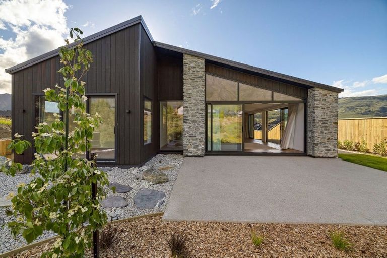 Photo of property in 39 Spur Ridge Rise, Jacks Point, 9371