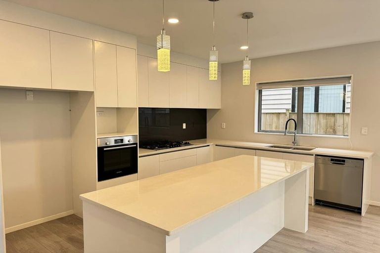 Photo of property in 6 Wyon Way, Flat Bush, Auckland, 2016