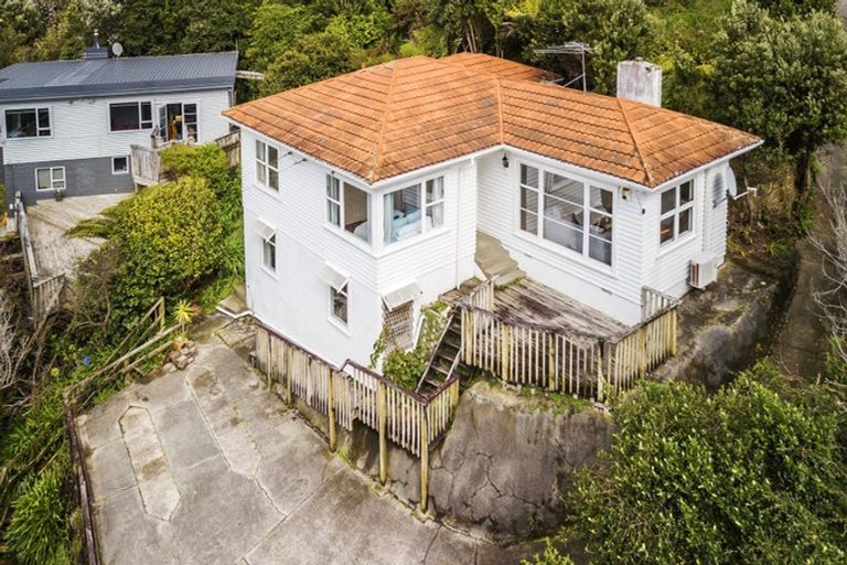 Photo of property in 9 Victory Crescent, Tawa, Wellington, 5028