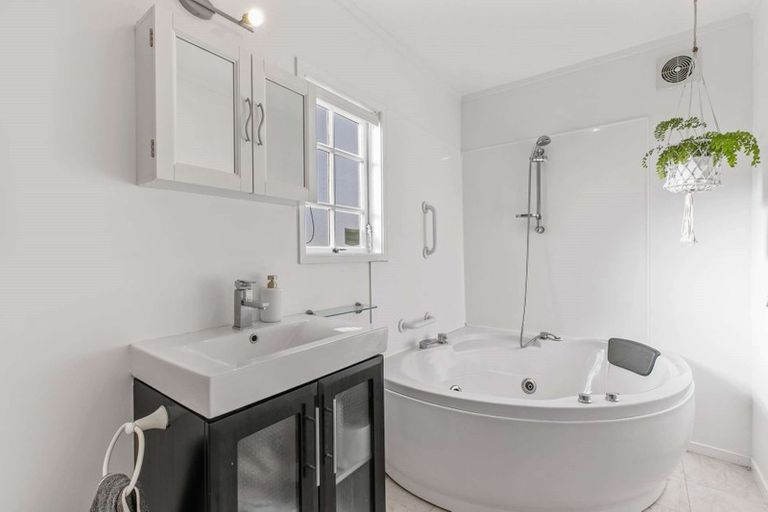 Photo of property in 96a Wade River Road, Stanmore Bay, Whangaparaoa, 0932