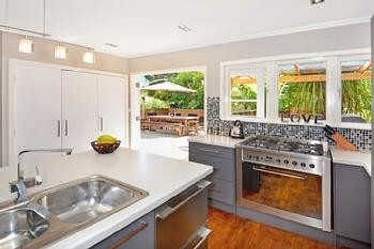 Photo of property in 56 Saffron Street, Birkdale, Auckland, 0626