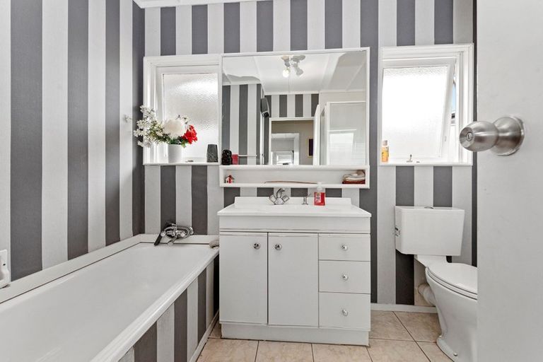 Photo of property in 97 Tiroroa Avenue, Te Atatu South, Auckland, 0610