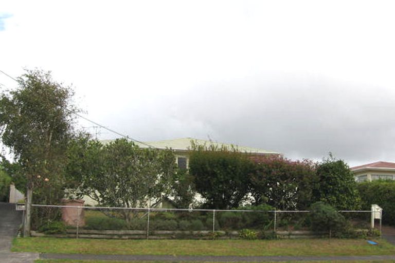 Photo of property in 2/5 Sunnynook Road, Forrest Hill, Auckland, 0620