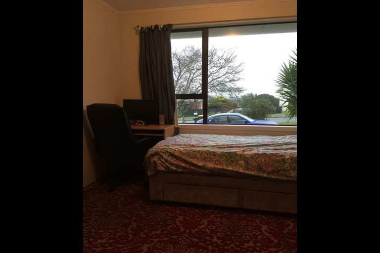 Photo of property in 34 Kirrie Avenue, Te Atatu South, Auckland, 0610