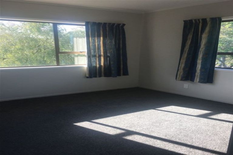 Photo of property in 19 Rosewarne Crescent, Glendene, Auckland, 0602