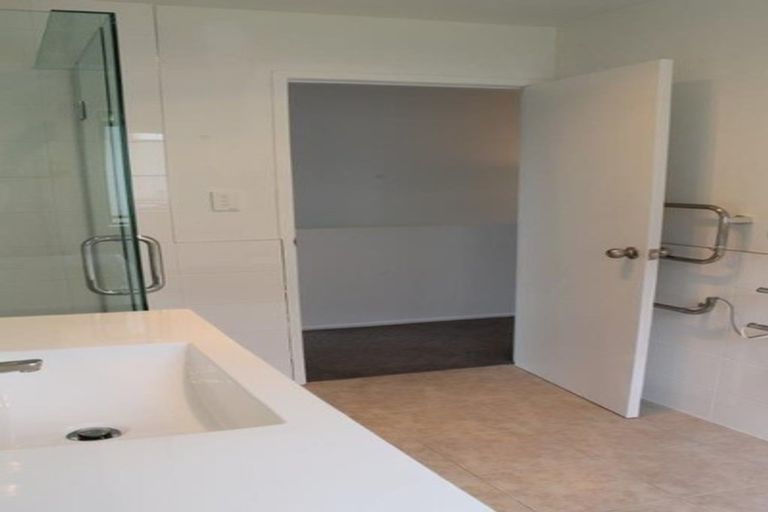 Photo of property in 603a Glenfield Road, Totara Vale, Auckland, 0629