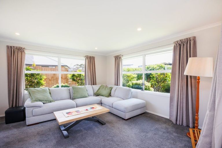 Photo of property in 132 Johnstone Drive, Fitzherbert, Palmerston North, 4410