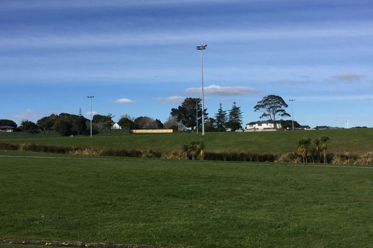 Photo of property in 34 Kirrie Avenue, Te Atatu South, Auckland, 0610