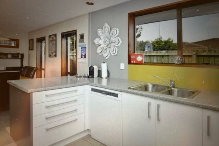 Photo of property in 72 Sarabande Avenue, Redwood, Christchurch, 8051