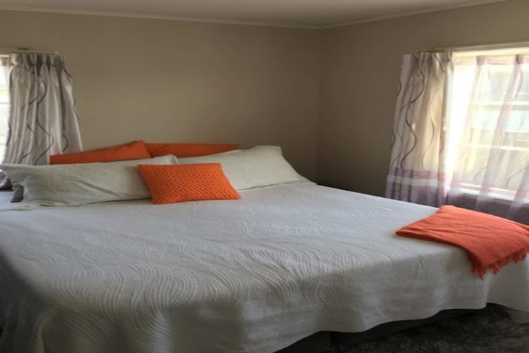 Photo of property in 4 Kirrie Avenue, Te Atatu South, Auckland, 0610