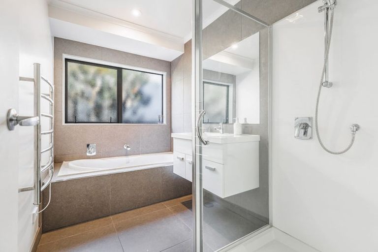 Photo of property in 33 Taipari Road, Te Atatu Peninsula, Auckland, 0610