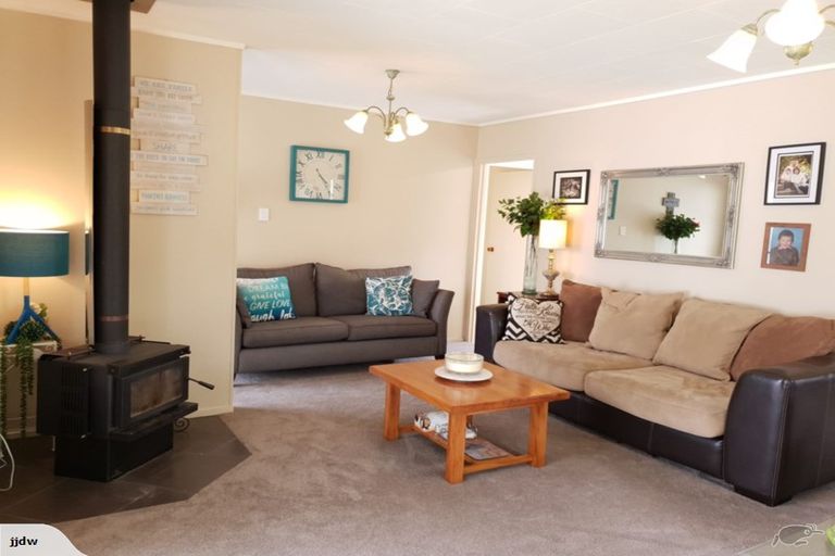Photo of property in 35 Claverdon Drive, Massey, Auckland, 0614