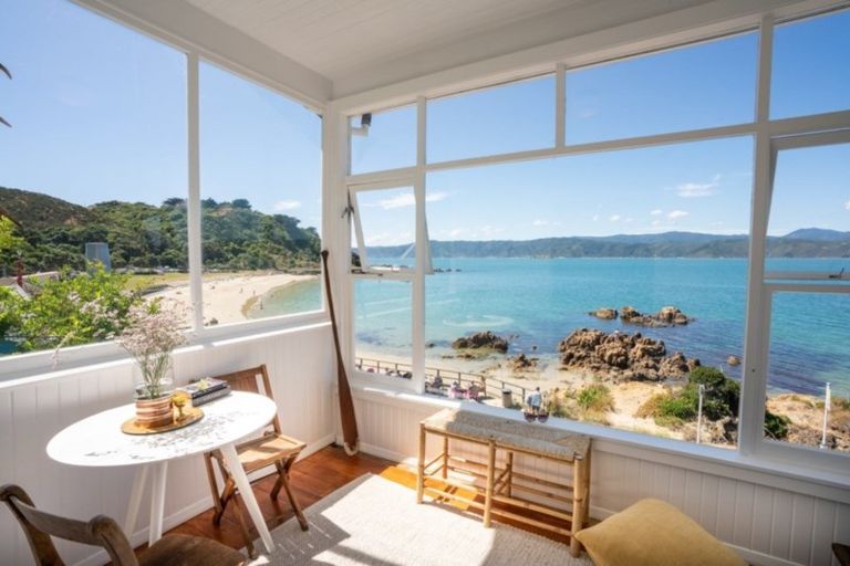 Photo of property in 495 Karaka Bay Road, Karaka Bays, Wellington, 6022