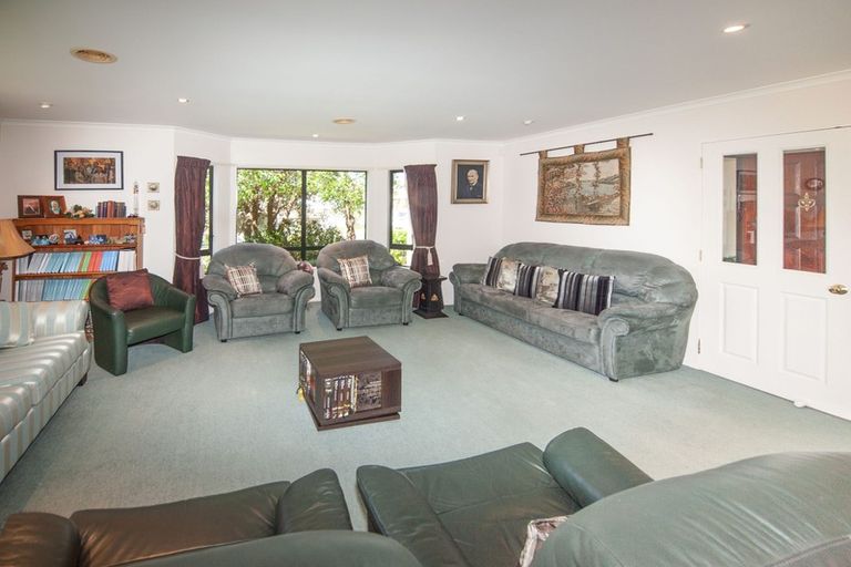 Photo of property in 6 Derry Hill, Churton Park, Wellington, 6037