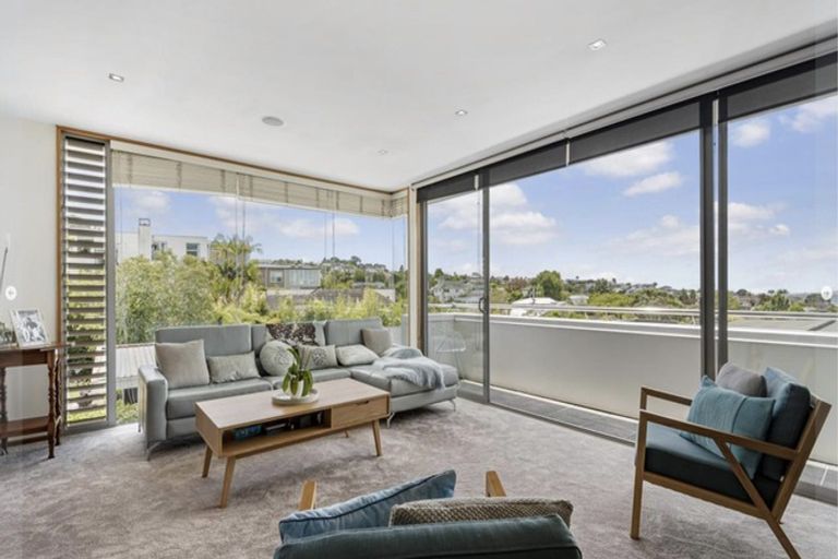 Photo of property in 2/55 Parr Terrace, Castor Bay, Auckland, 0620