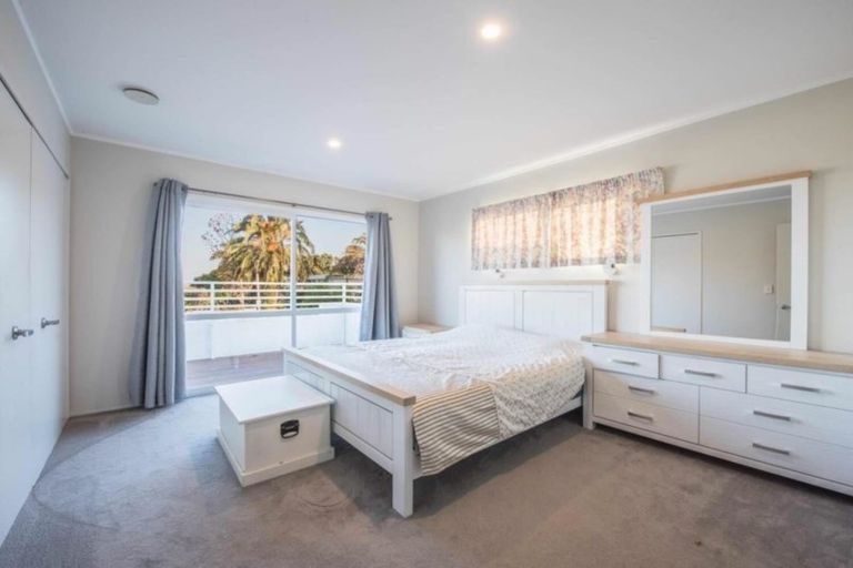 Photo of property in 10 Oakpark Place, West Harbour, Auckland, 0618