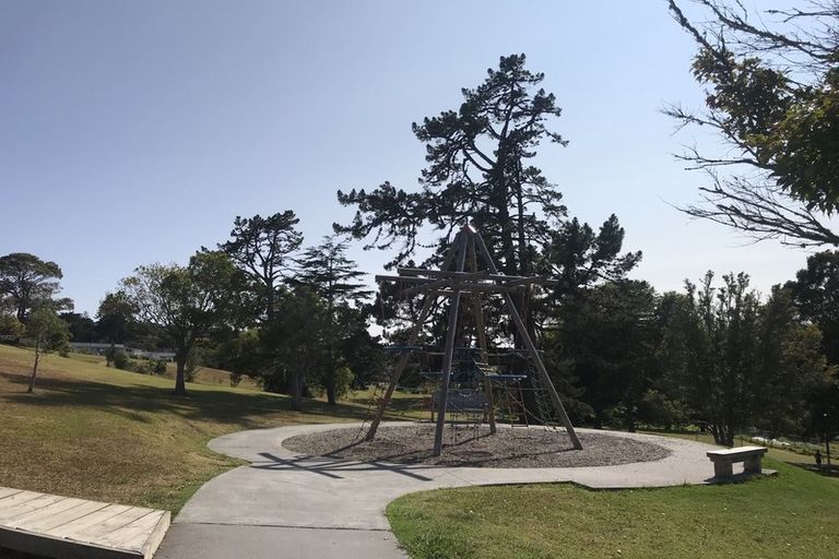 Photo of property in 15 Walnut Lane, Browns Bay, Auckland, 0630