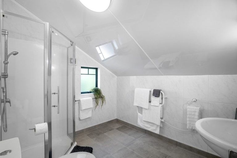 Photo of property in 2/62 Target Road, Totara Vale, Auckland, 0629