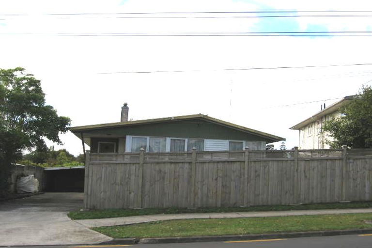 Photo of property in 122 View Road, Sunnyvale, Auckland, 0612