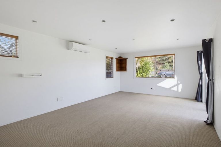 Photo of property in 5 Mayfair Place, Westown, New Plymouth, 4310