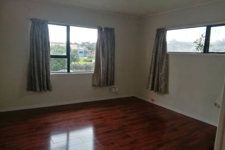 Photo of property in 72 Harrowglen Drive, Northcross, Auckland, 0630