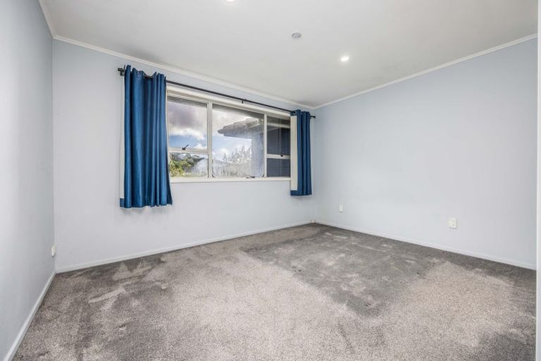 Photo of property in 38 Staincross Street, Green Bay, Auckland, 0604
