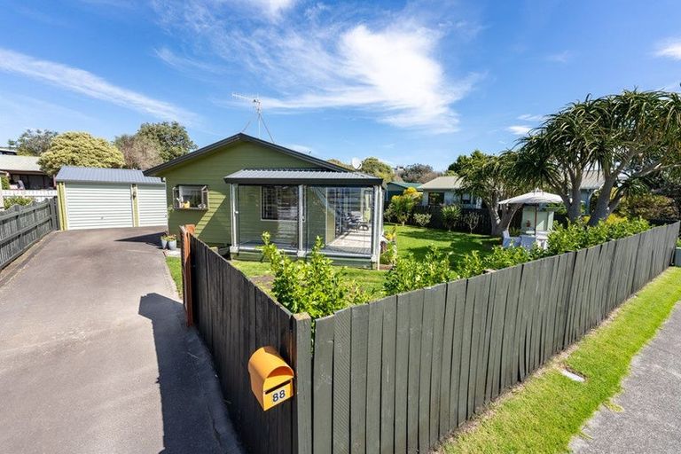 Photo of property in 88 Queens Road, Waikanae Beach, Waikanae, 5036