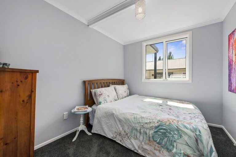 Photo of property in 4 Pinehaven Road, Pinehaven, Upper Hutt, 5019