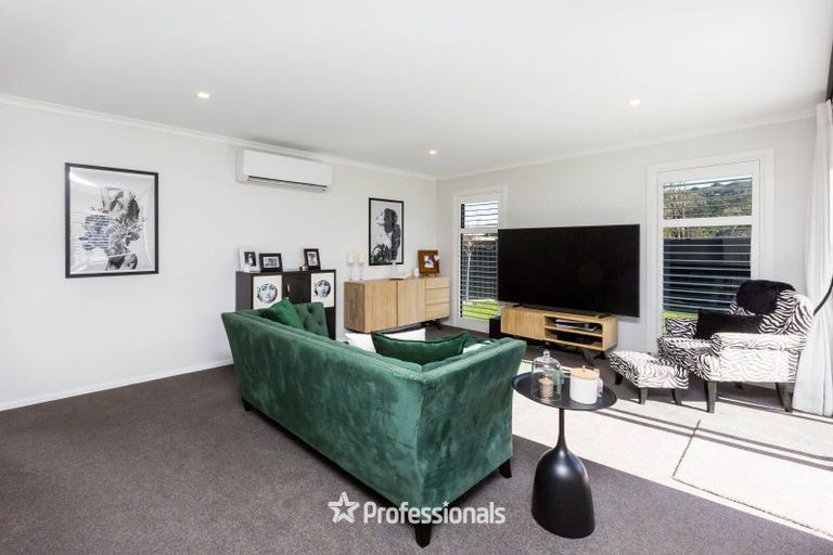 Photo of property in 5 Nikau Lane, Timberlea, Upper Hutt, 5018