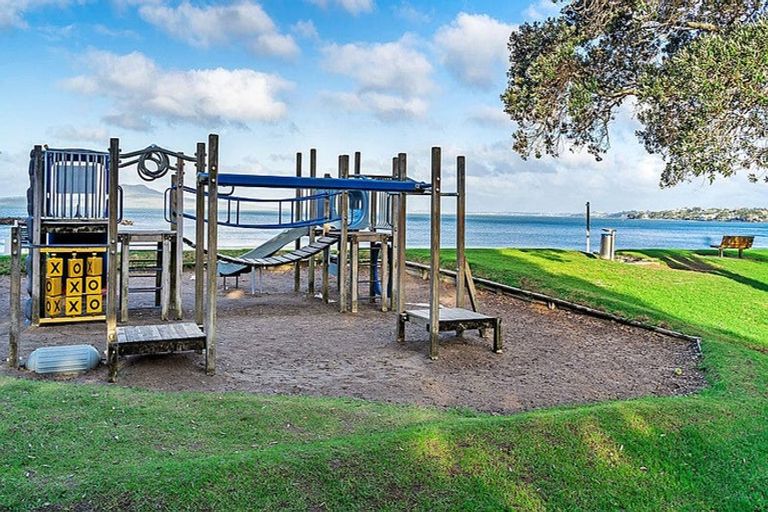 Photo of property in 7b Peter Terrace, Castor Bay, Auckland, 0620