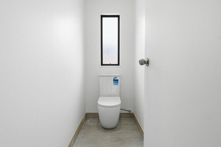 Photo of property in 2/68 Meadowood Drive, Unsworth Heights, Auckland, 0632