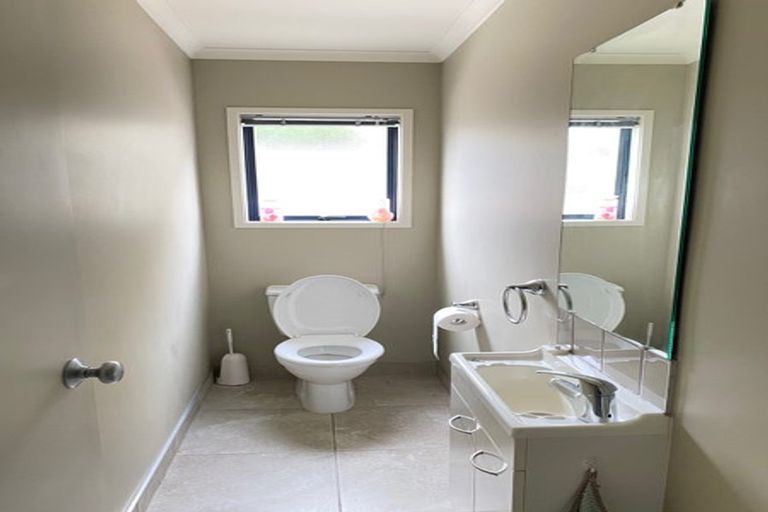 Photo of property in 14 Vicente Place, Oteha, Auckland, 0632