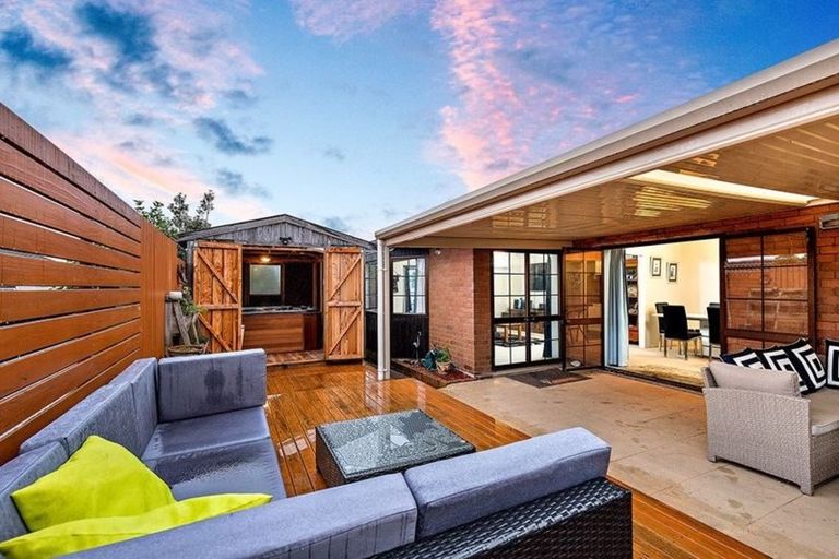 Photo of property in 12 Fernbird Place, Massey, Auckland, 0614