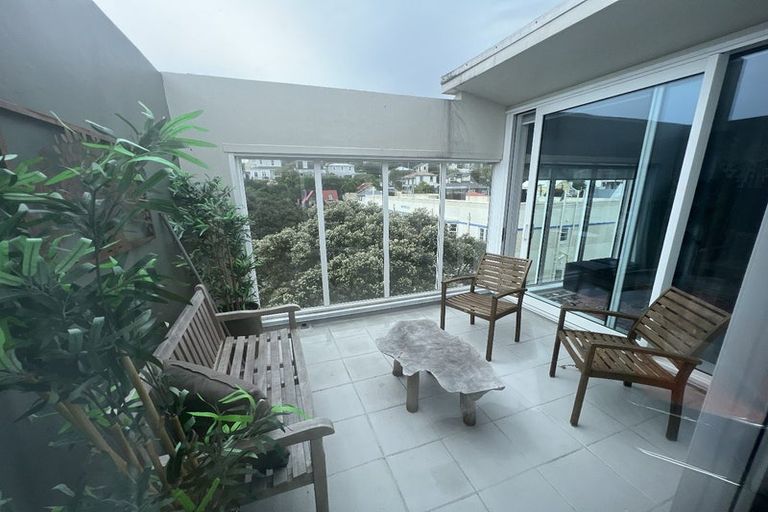 Photo of property in Kingsgate Flats, 10 Austin Street, Mount Victoria, Wellington, 6011