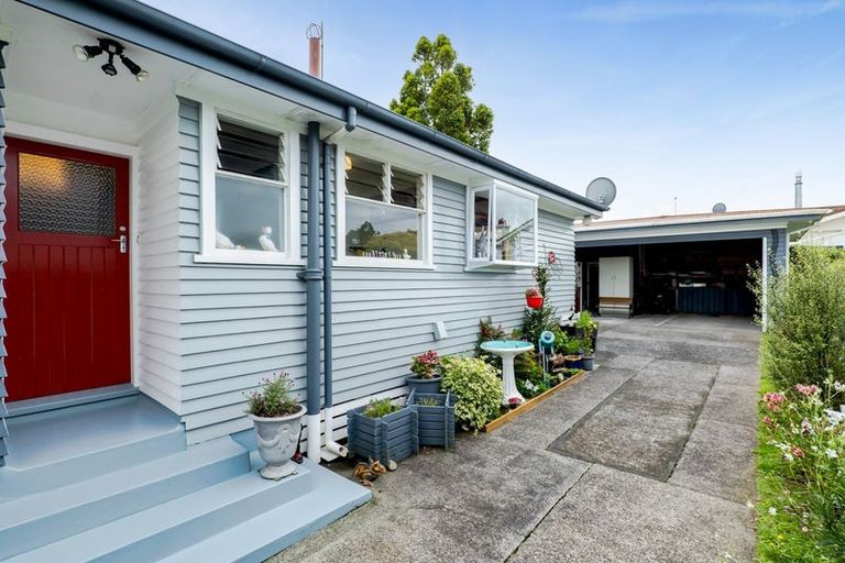 Photo of property in 16 Graham Street, Eltham, 4322