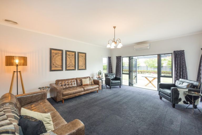 Photo of property in 37 Chestnut Close, Kelvin Grove, Palmerston North, 4414